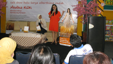 Muthia_Rizki_talkshow_buku_transmedia